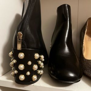 Pearl details!! Block heel boots !!